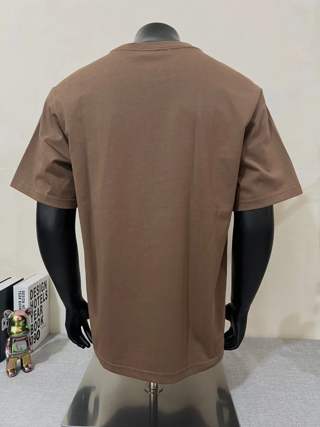 P140 STONE ISLAND top version, differentiated currency, 2025ss official website synchronization, embroidered small label LOGO short-sleeved T-shirt, 64 counts, high density 240g double yarn pure cotton, imported machine embroidered small label, embroidered letters are clean and neat, supports NFC scanning code to enter GW, YB ready-to-wear fabric collar hemming, shoulder bone and tight thread It will not deform after being worn for a long time. It has been washed with high temperature for 4 times. It does not fade, shrink or pill. It is comfortable and stretchable. It is a must-have wardrobe item. Same style for men and women. Five colors: lilac gray, dark gray, white, black, copper brown. Size: XS-L. Maximum L can wear 200 pounds.